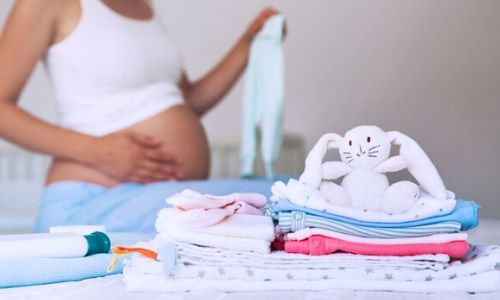 Baby Clothes & More: The New Mum's Essential Guide hospital bag